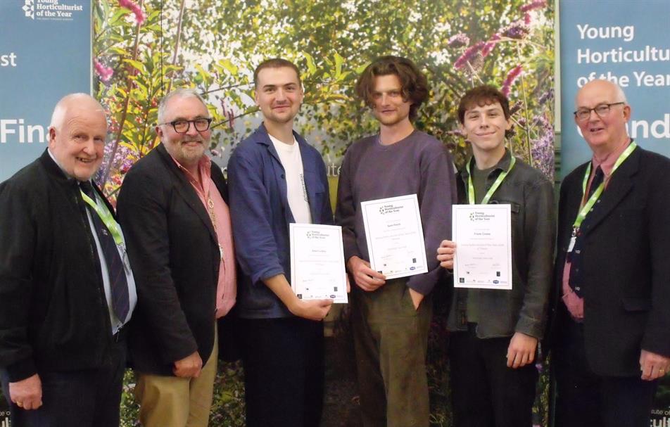 Sam Finch (centre)